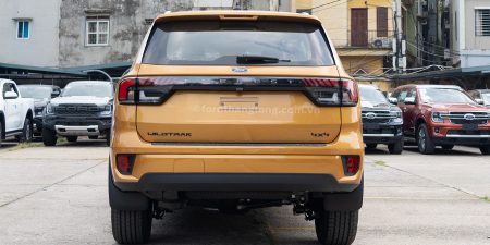 Đuôi Xe Ford Everest Wildtrak Mới 2024 màu Vàng