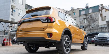 Đuôi Xe Ford Everest Wildtrak Mới 2024 màu Vàng