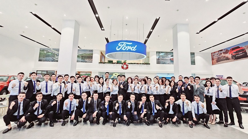Tập thể phòng kinh doanh Ford Thăng Long láng hạ