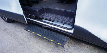 Bậc Lên Xuống Xe Ford Transit 16 Chỗ Premium mới nhất Trắng Mới